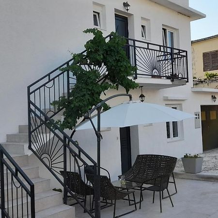 Sunny Holiday Vinišće Buitenkant foto